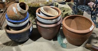 Collection of glazed and unglazed plant pots of varying shapes and sizes (10)
