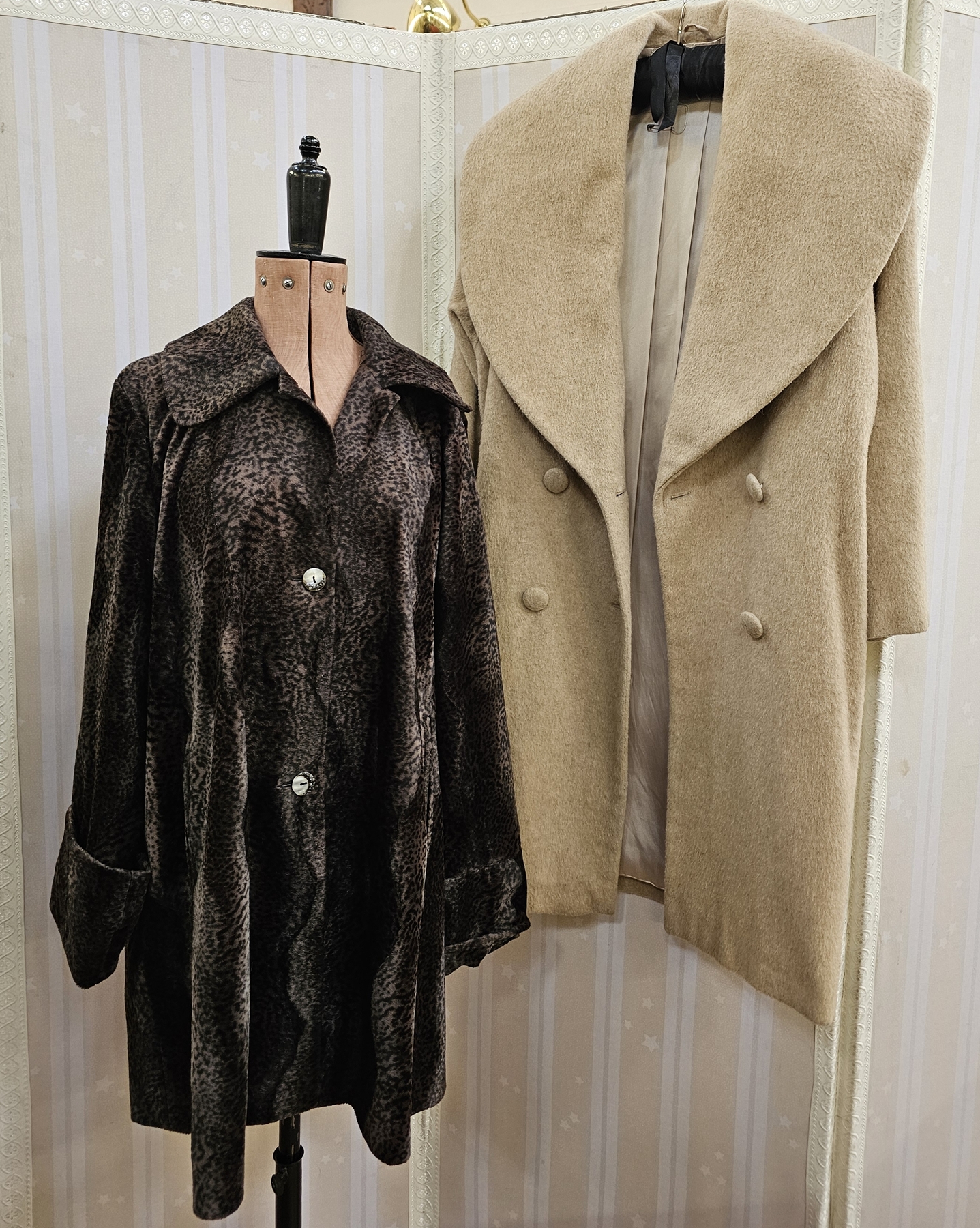 Vintage crepe coat labelled Carling with faux-leopardskin collar and cuffs, a Leana lady's coat - Image 3 of 7