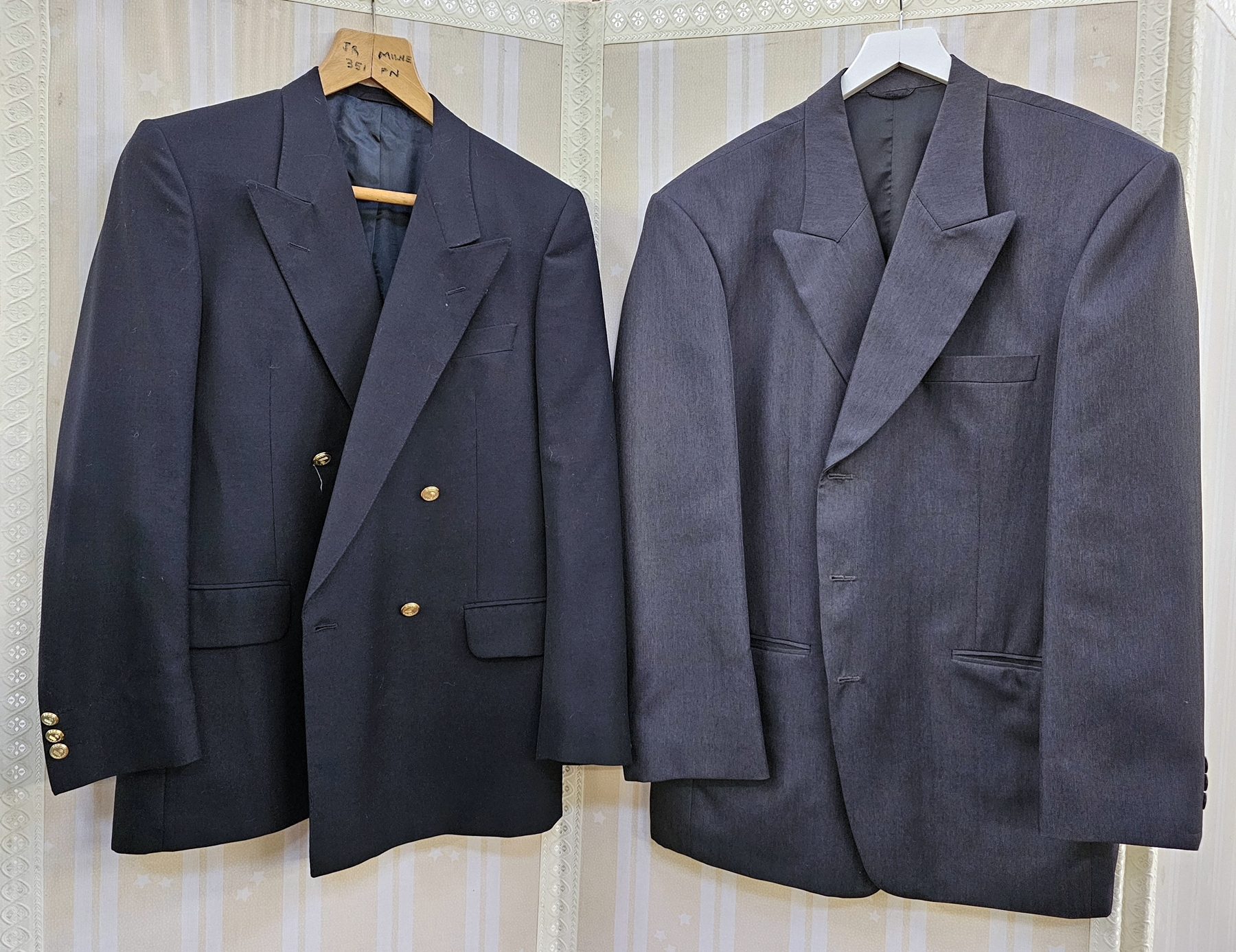 A lightweight linen gent's suit labelled Luiggi Diffusion, 40-42", a silk patterned jacket - Image 4 of 5