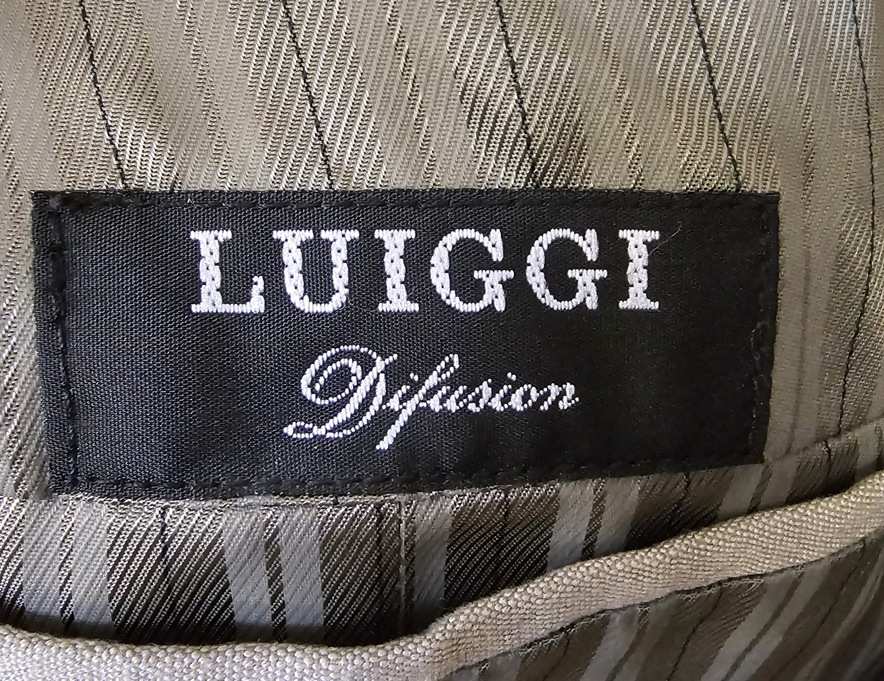 A lightweight linen gent's suit labelled Luiggi Diffusion, 40-42", a silk patterned jacket - Image 2 of 5