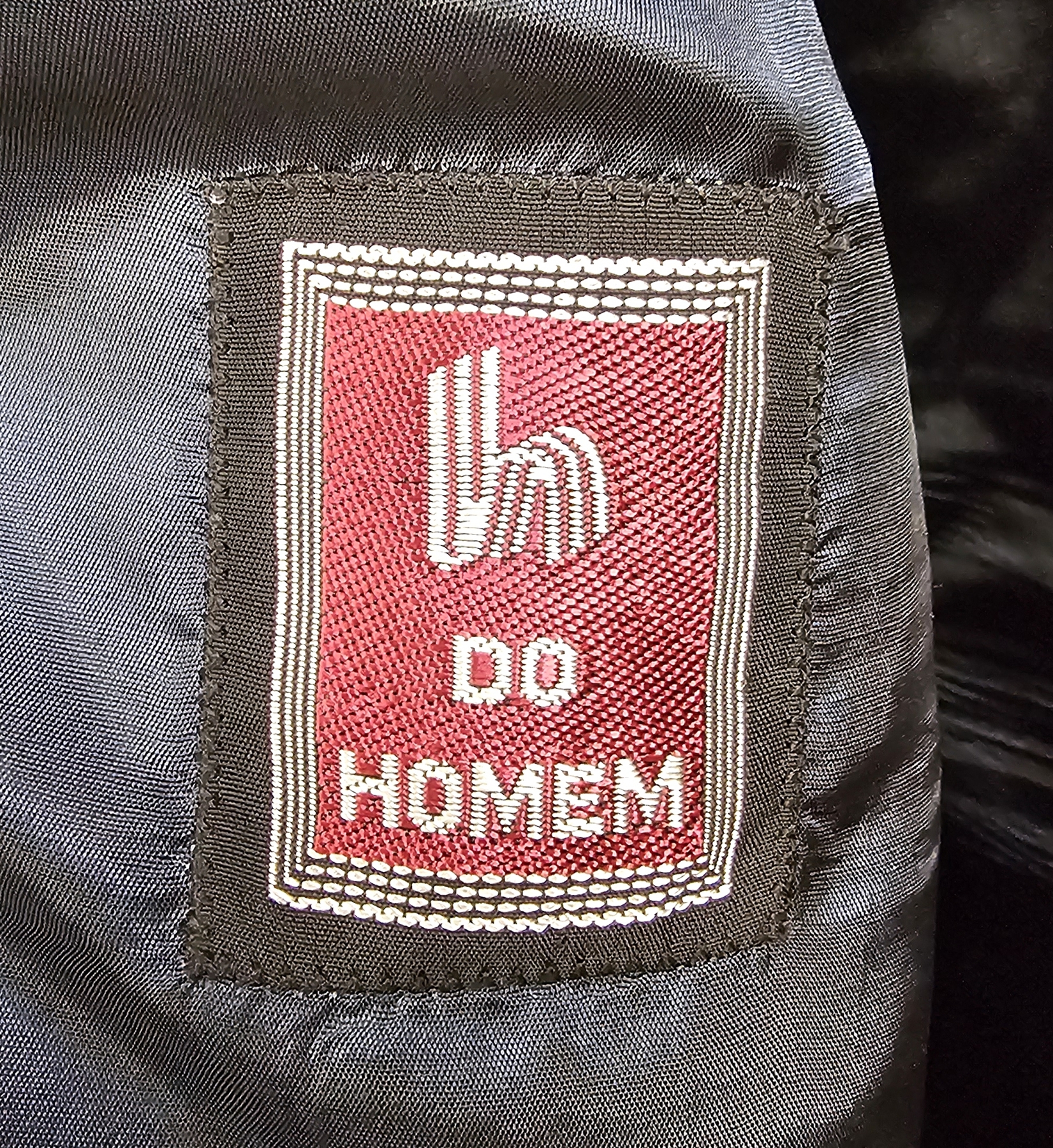 A lightweight linen gent's suit labelled Luiggi Diffusion, 40-42", a silk patterned jacket - Image 5 of 5
