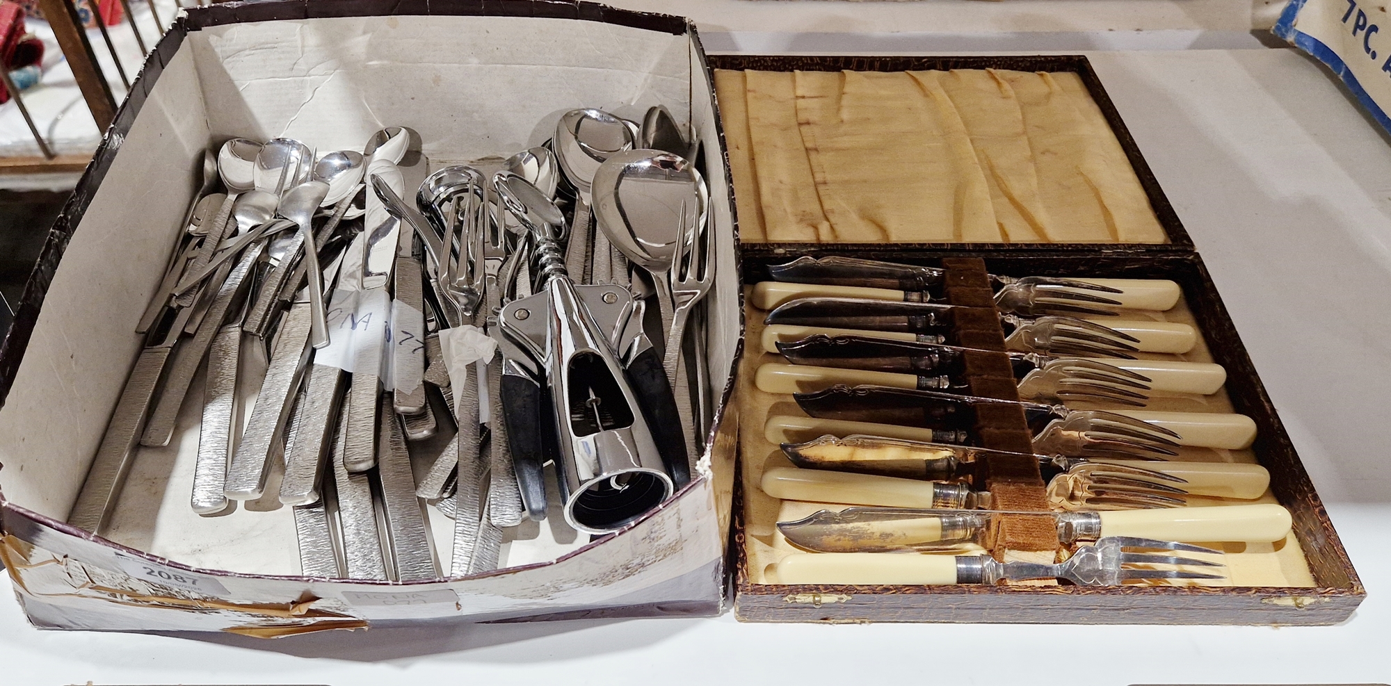 Quantity of Viners stainless steel cutlery (1 box)
