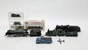 Collection of model rail items including a Bachmann 'N' gauge locomotive, a Prarie 2-6-2 and