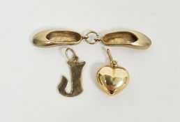 14 ct yellow gold heart-shaped pendant, a 9ct gold J charm & a pair of 9ct gold shoe charms, 5.2