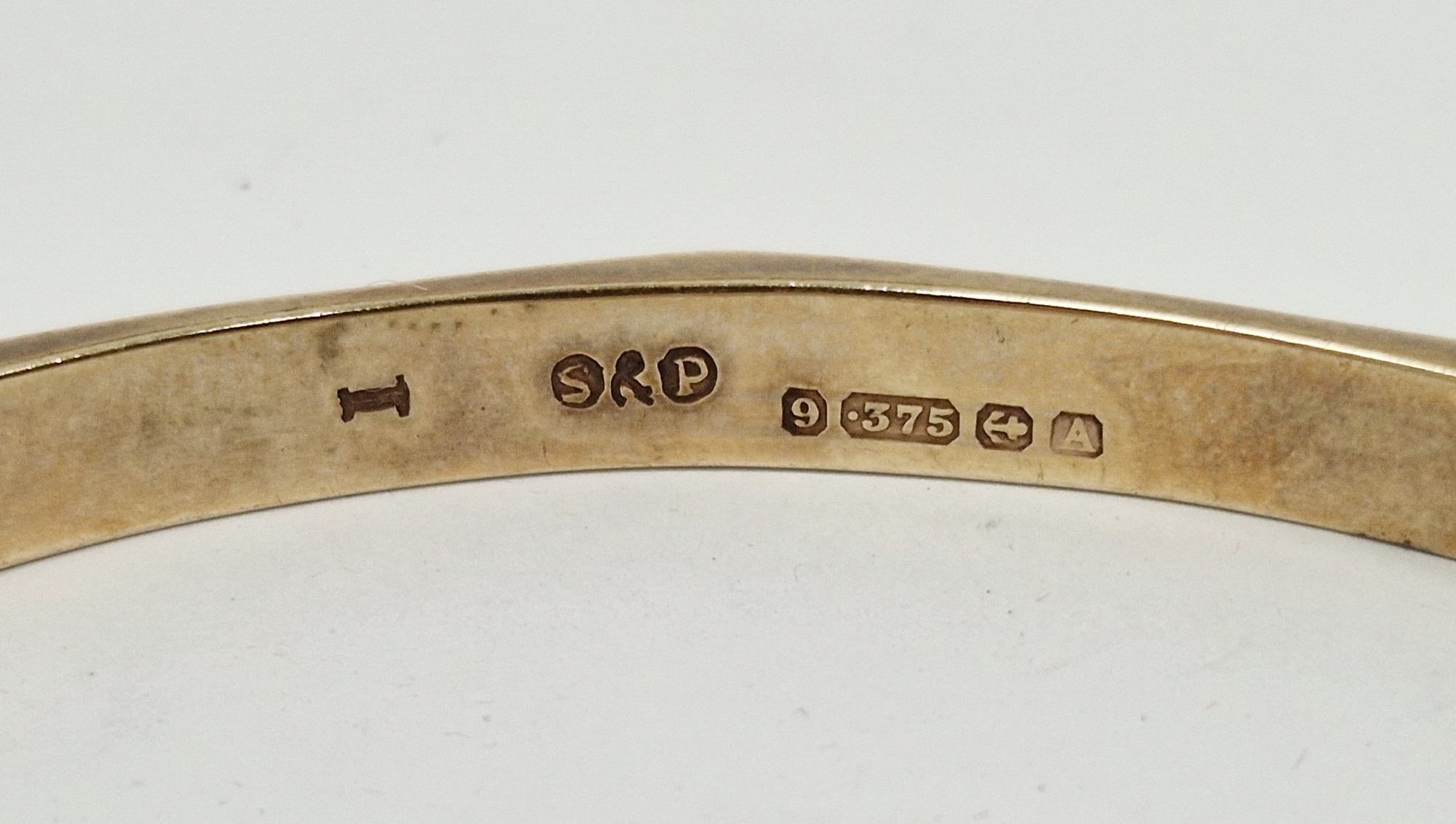 9ct yellow gold bangle, the outer edge of hendecagon form, having a Greek key engraved pattern, - Image 2 of 2