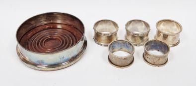 Pair of boxed silver napkin rings, Birmingham 1964, Elkington & Co, with engraved decoration,