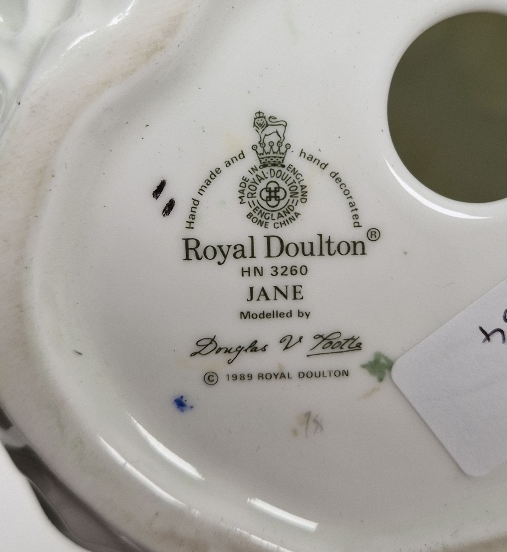 Collection of Royal Doulton bone china figures of ladies including 'Daydreams' HN1731, 'Laura' - Image 4 of 5
