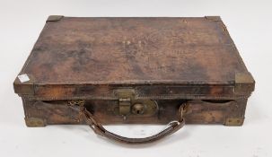 Early 20th century leather cartridge magazine case with brass fittings, the lid stamped R.D. opening