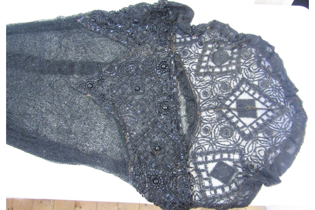 Victorian capelet heavily embellished with faux jet beads, faux jet fringe, rosettes, bearing - Image 3 of 5