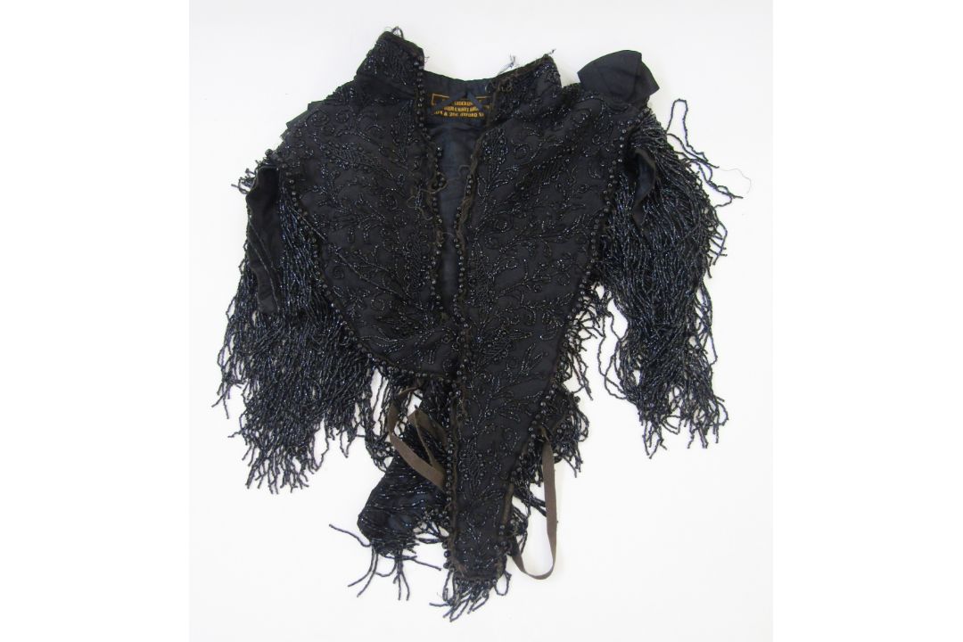 Victorian capelet heavily embellished with faux jet beads, faux jet fringe, rosettes, bearing - Image 4 of 5