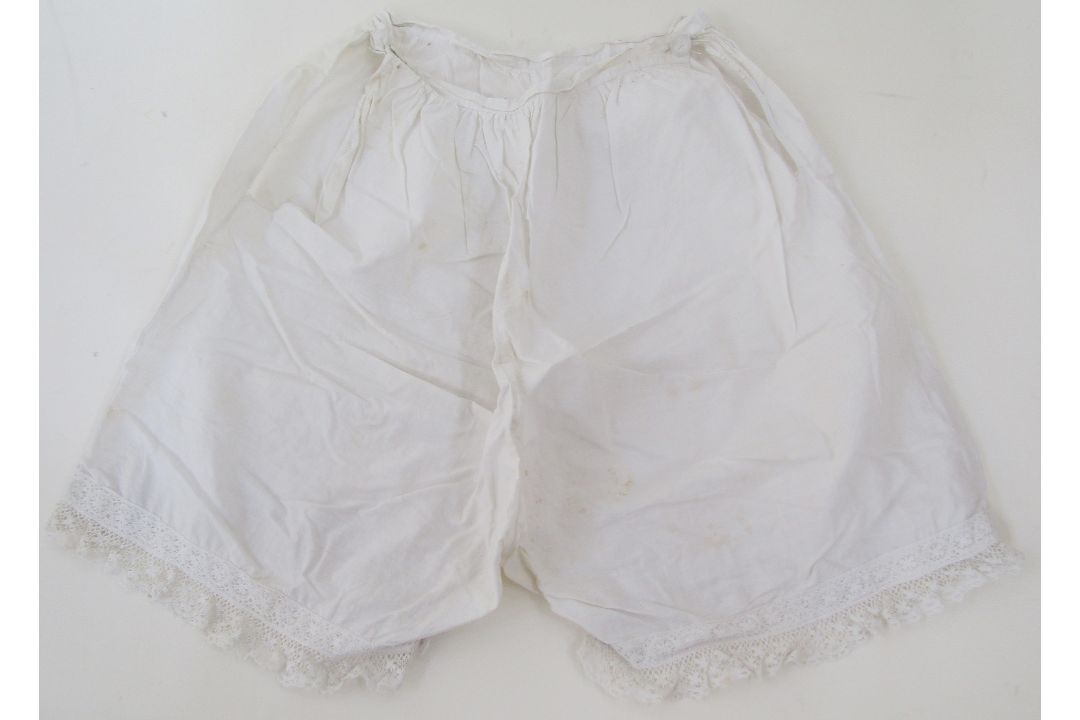 Various Victorian/Edwardian undergarments to include four pairs of cotton bloomers, two small - Image 6 of 8