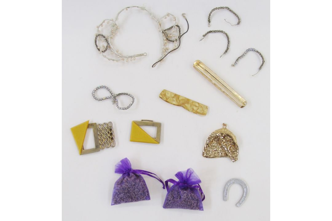 Various vintage evening bags to include beaded, fabric, embroidered, a blue velvet bag early 20th - Image 3 of 3