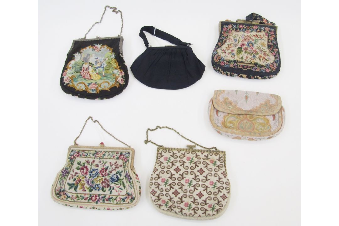 Quantity of vintage evening bags to include petitpoint, fabric, beaded, miser's purse, a beaded - Image 3 of 3