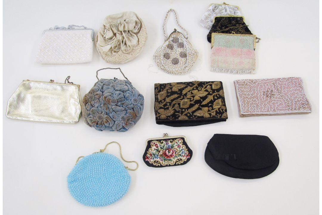 Various vintage evening bags to include beaded, fabric, embroidered, a blue velvet bag early 20th - Image 1 of 3