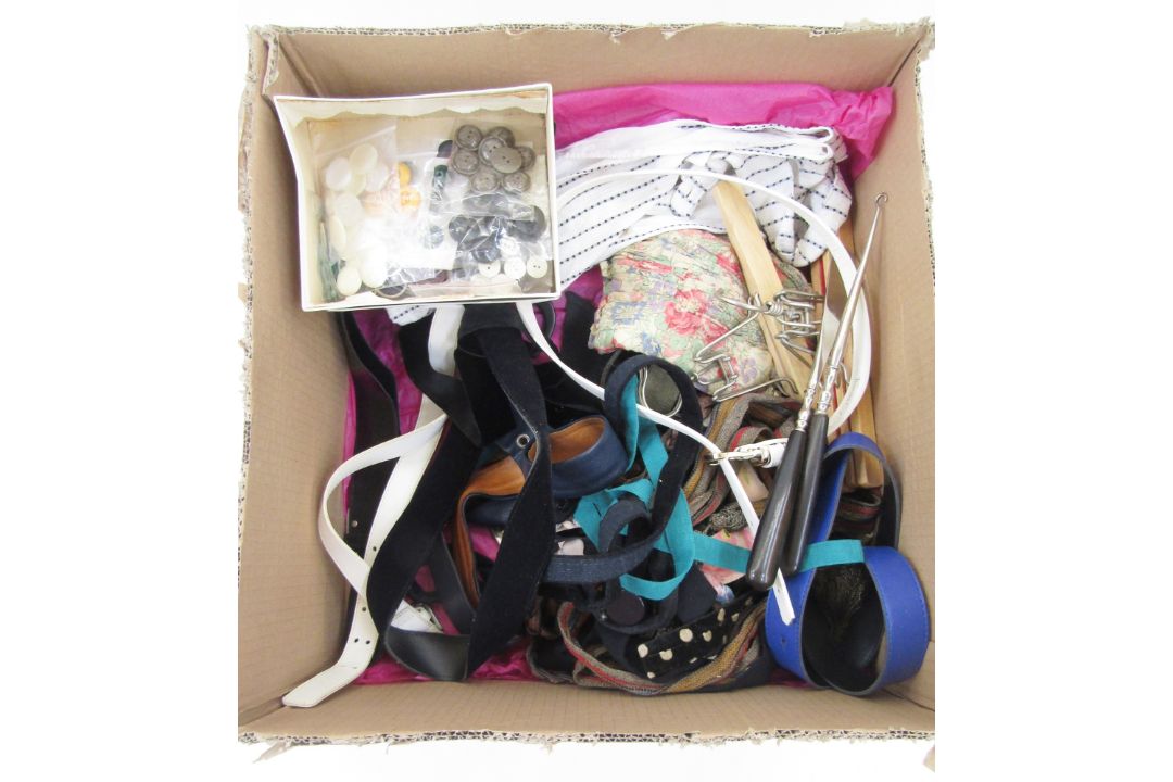Large quantity of vintage belts, gloves and a small box of buttons ( 2 boxes) - Image 5 of 5