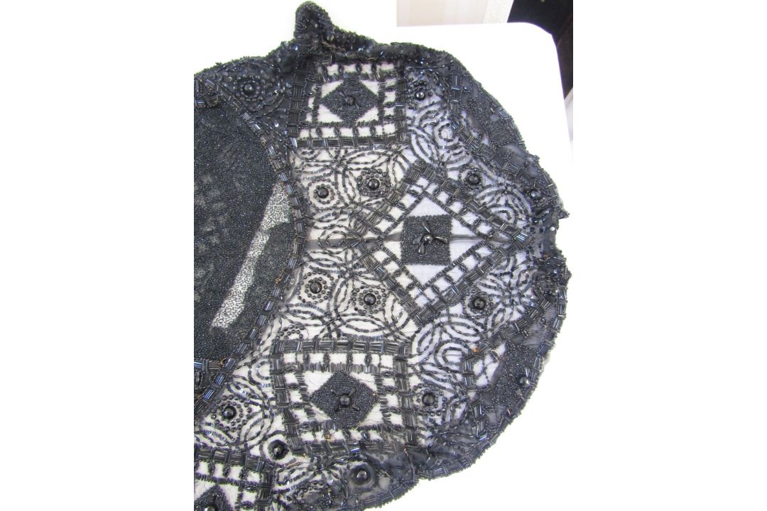 Victorian capelet heavily embellished with faux jet beads, faux jet fringe, rosettes, bearing - Image 2 of 5