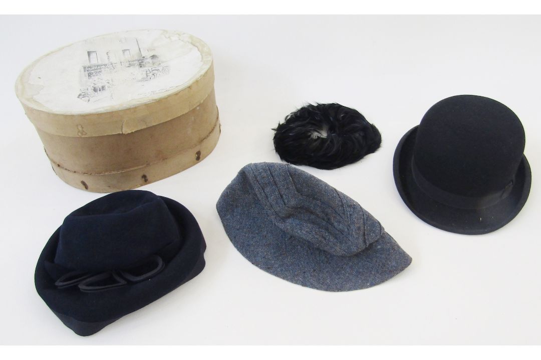Large collection of vintage hats, to include feathered cocktail hats, a gentleman's bowler - Image 3 of 4