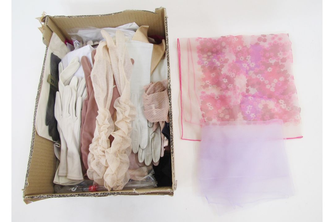 Large quantity of vintage belts, gloves and a small box of buttons ( 2 boxes) - Image 2 of 5