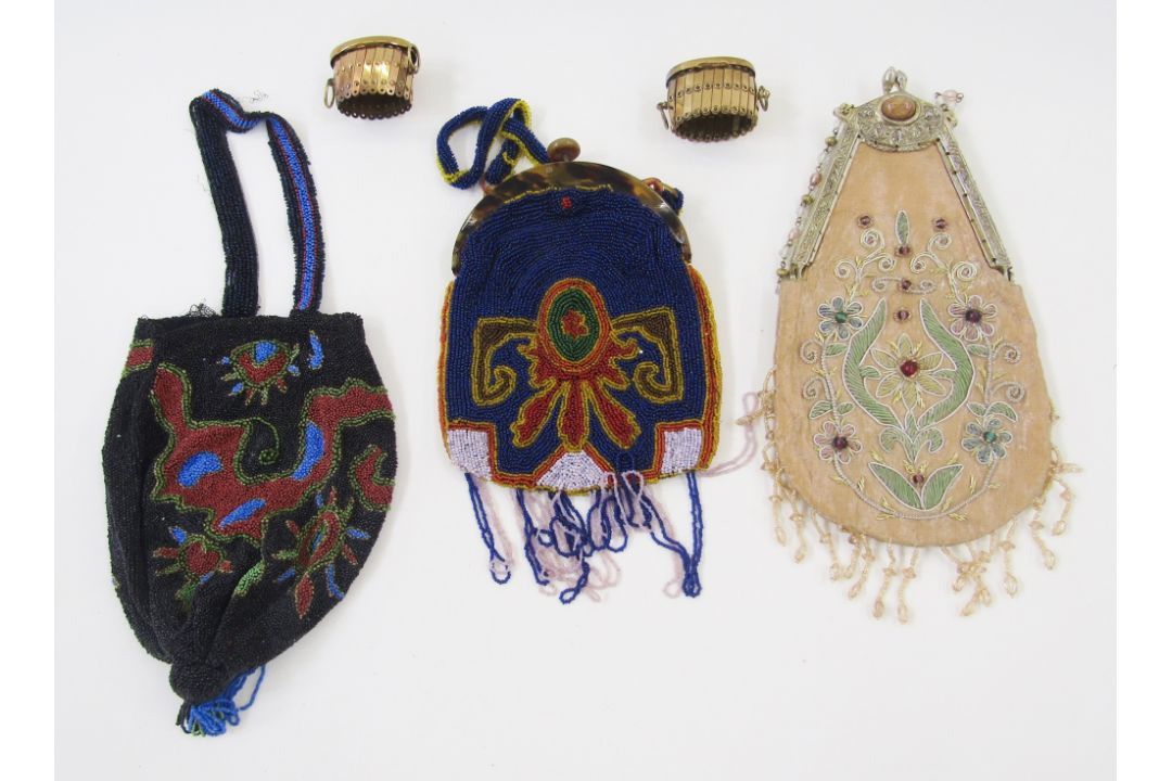 Quantity of vintage evening bags to include petitpoint, fabric, beaded, miser's purse, a beaded - Image 2 of 3