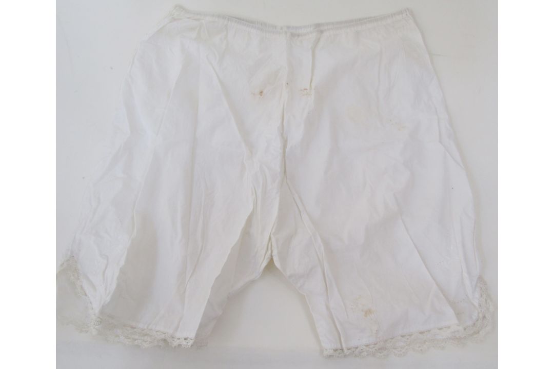 Various Victorian/Edwardian undergarments to include four pairs of cotton bloomers, two small - Image 7 of 8