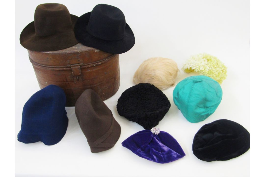 Large collection of vintage hats, to include feathered cocktail hats, a gentleman's bowler - Image 1 of 4