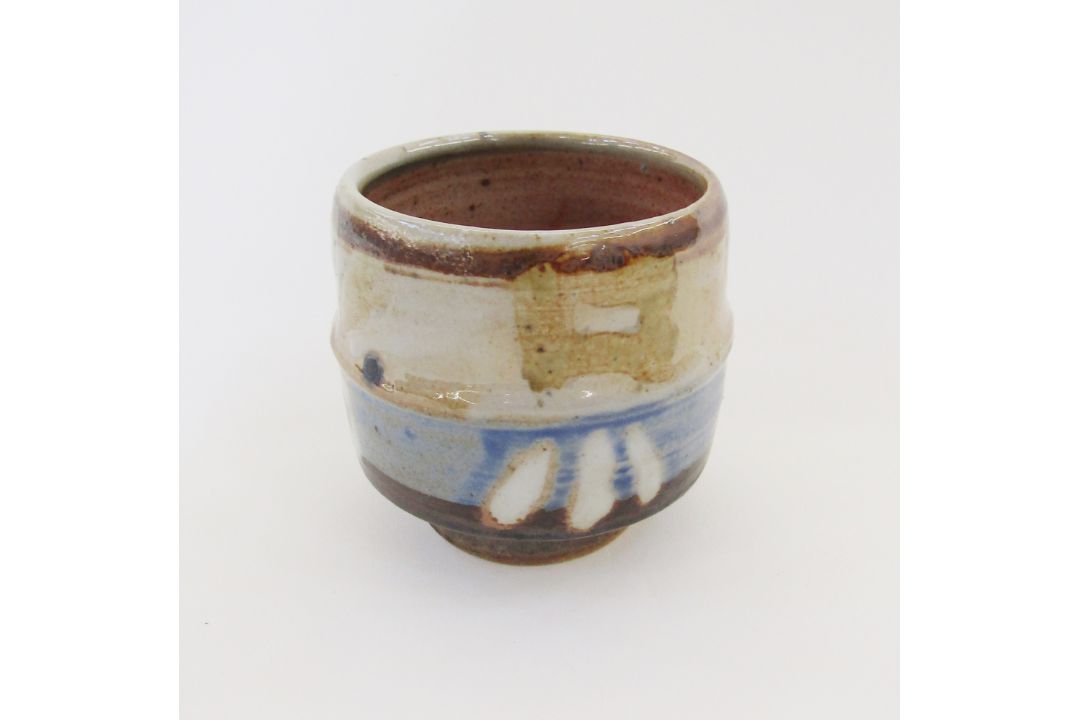 Seth Cardew (1934-2016) for Wenford Bridge Pottery, a stoneware yunomi with resist and slip - Image 1 of 2