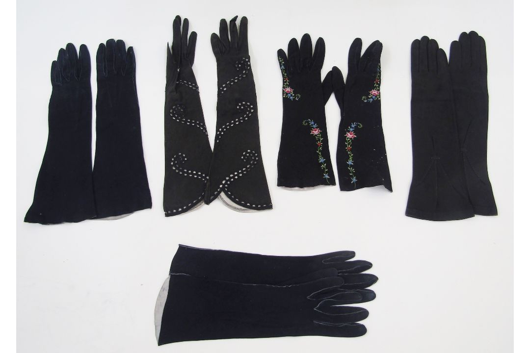 Large quantity of vintage belts, gloves and a small box of buttons ( 2 boxes) - Image 3 of 5