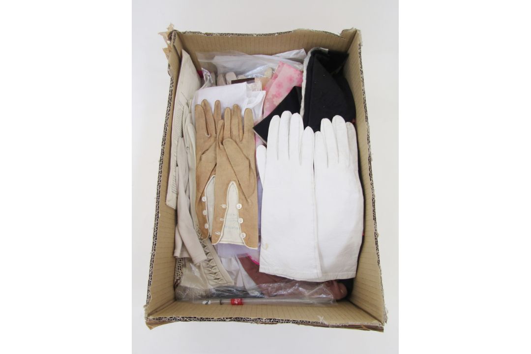 Large quantity of vintage belts, gloves and a small box of buttons ( 2 boxes) - Image 4 of 5