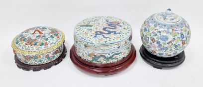 Chinese porcelain Wucai cylindrical box and cover on wooden stand, 20th century, apochryphal