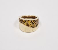 Modernist yellow metal lady's dress ring with tiger print enamel, stamped 375, gross weight approx
