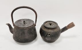 Japanese late Meiji period cast iron kettle and cover with upright handle, 20th century, cast with