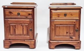 V Two modern matching pine bedside cabinets, each with glass covers, single drawers and single