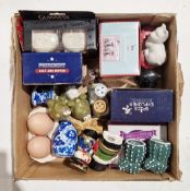 Collection of 15 novelty cruets/salt and pepper pots including boxed Guinness pint glasses, Eggs,