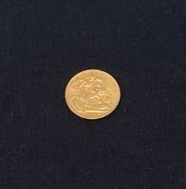 A 22ct King George V gold sovereign coin, London, 1915. 8g