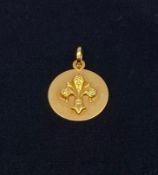 A vintage 18ct hallmarked Italian yellow gold Fleur de Lys pendant from by Uno-A-Erre with maker's