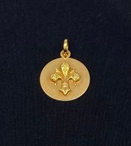 A vintage 18ct hallmarked Italian yellow gold Fleur de Lys pendant from by Uno-A-Erre with maker's