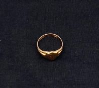 An antique 18ct hallmarked yellow gold heart signet ring, Birmingham, 1916. Weight: 4.28g