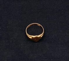 An antique 18ct hallmarked yellow gold heart signet ring, Birmingham, 1916. Weight: 4.28g