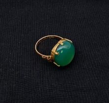 A vintage 18ct hallmarked yellow gold ring with large cabochon cut green jadeite stone. Gross