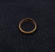 A C.1900 18ct hallmarked yellow gold wedding band ring, Birmingham, 1900. Weight: 2.50g