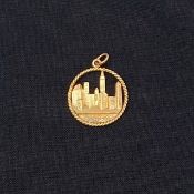 A vintage 14ct hallmarked yellow gold Chicago skyline charm pendant. Weight: 4.95g