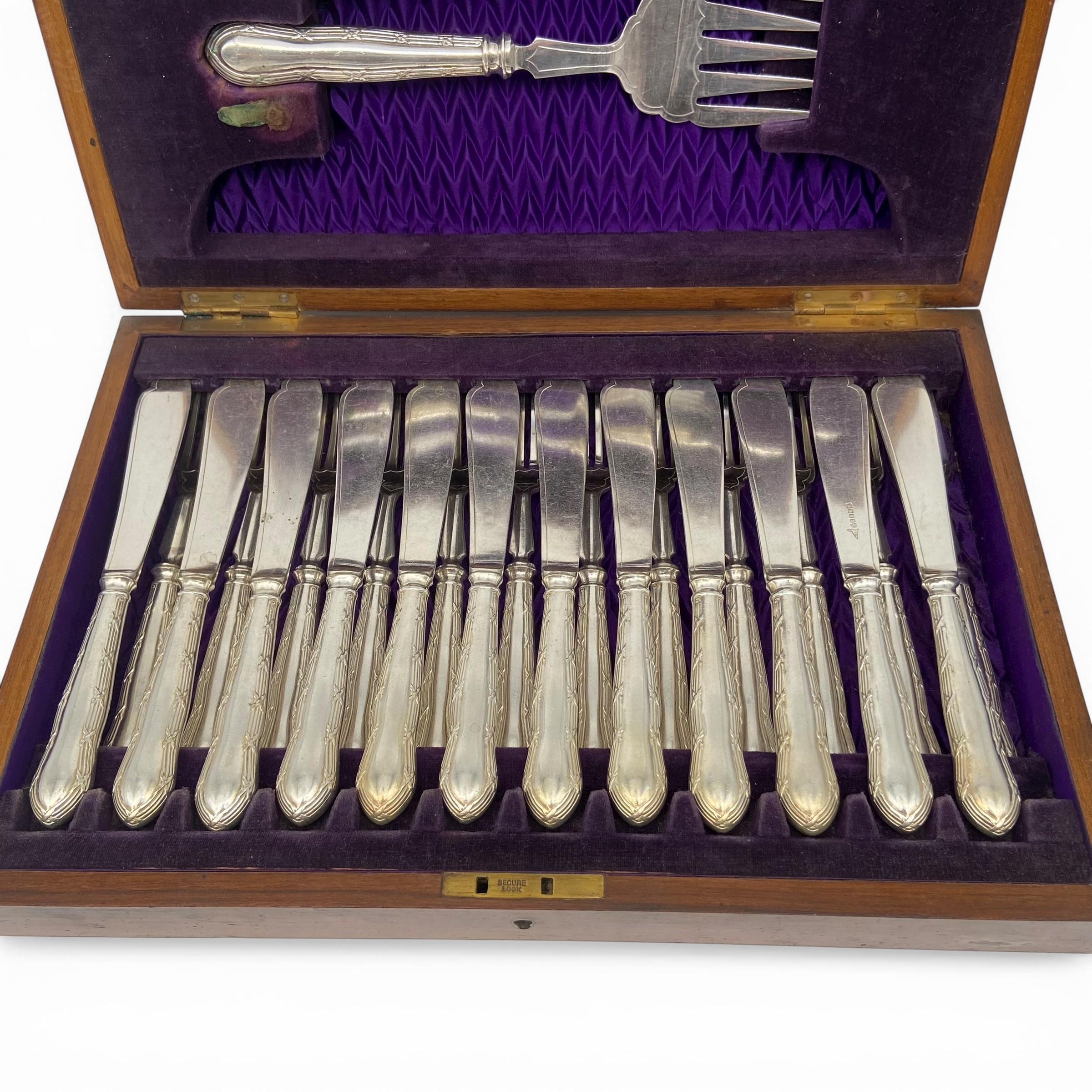 A mixed collection of silver plate to include a Walker & Hall reeded tea and coffee service together - Image 3 of 20