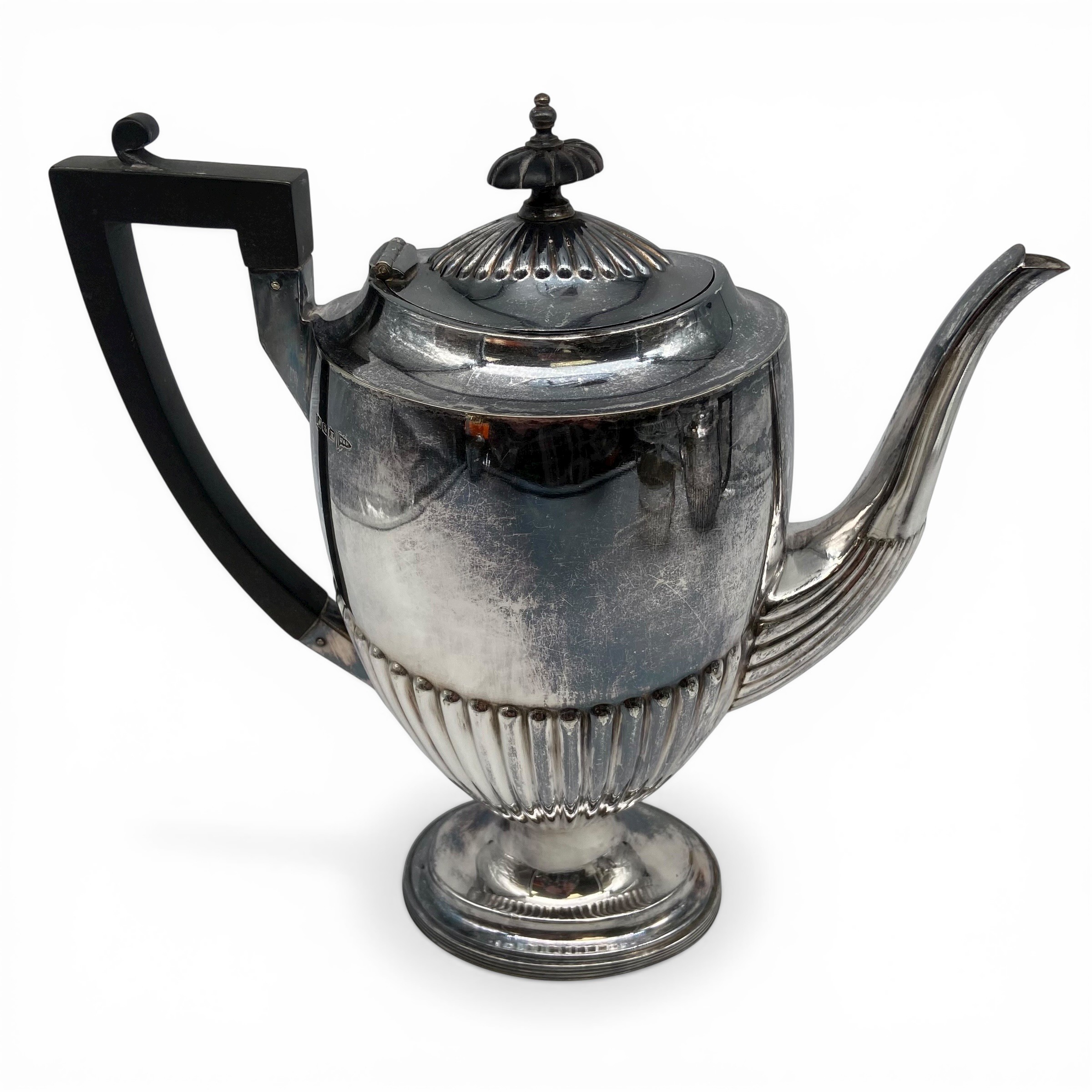 A mixed collection of silver plate to include a Walker & Hall reeded tea and coffee service together - Image 18 of 20