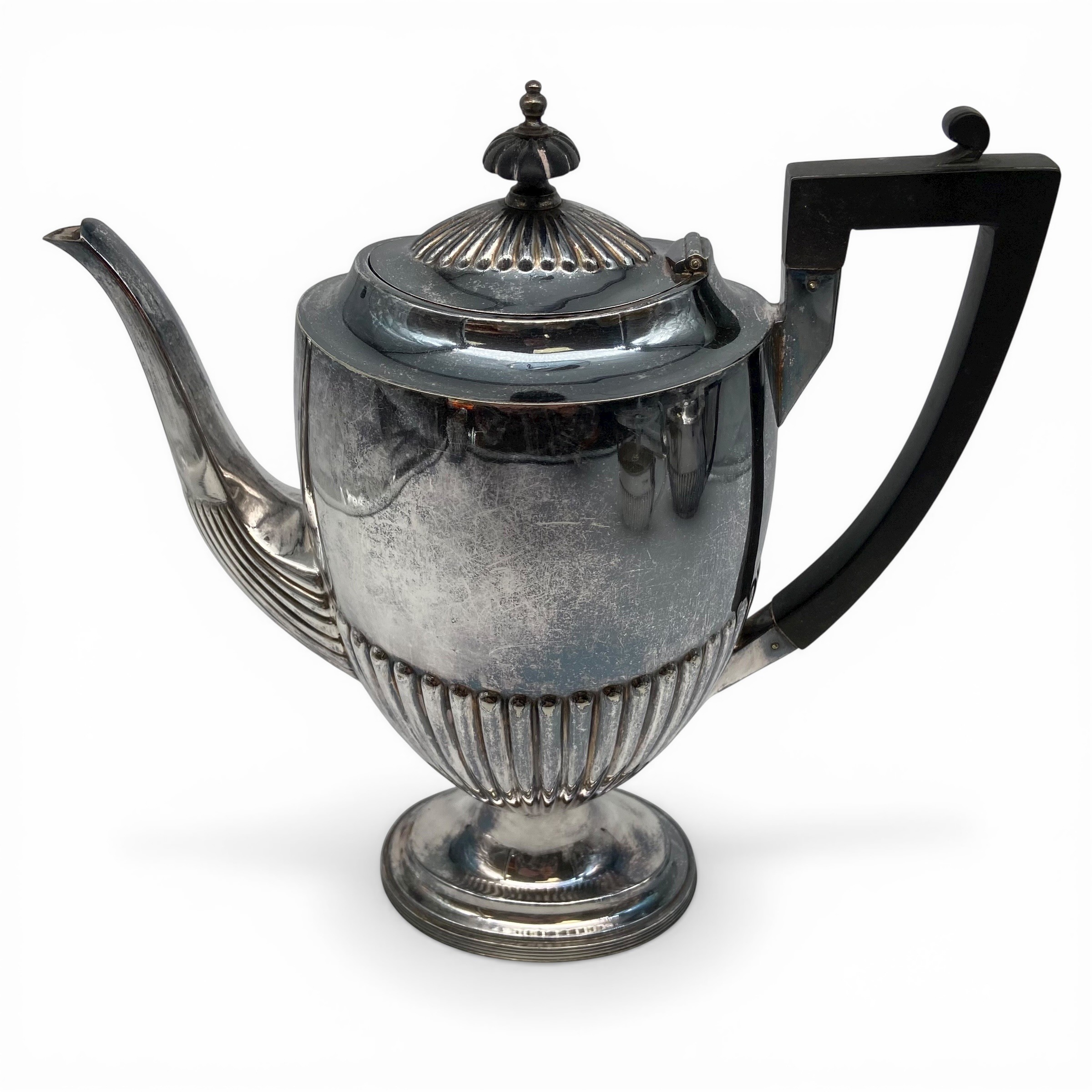 A mixed collection of silver plate to include a Walker & Hall reeded tea and coffee service together - Image 17 of 20