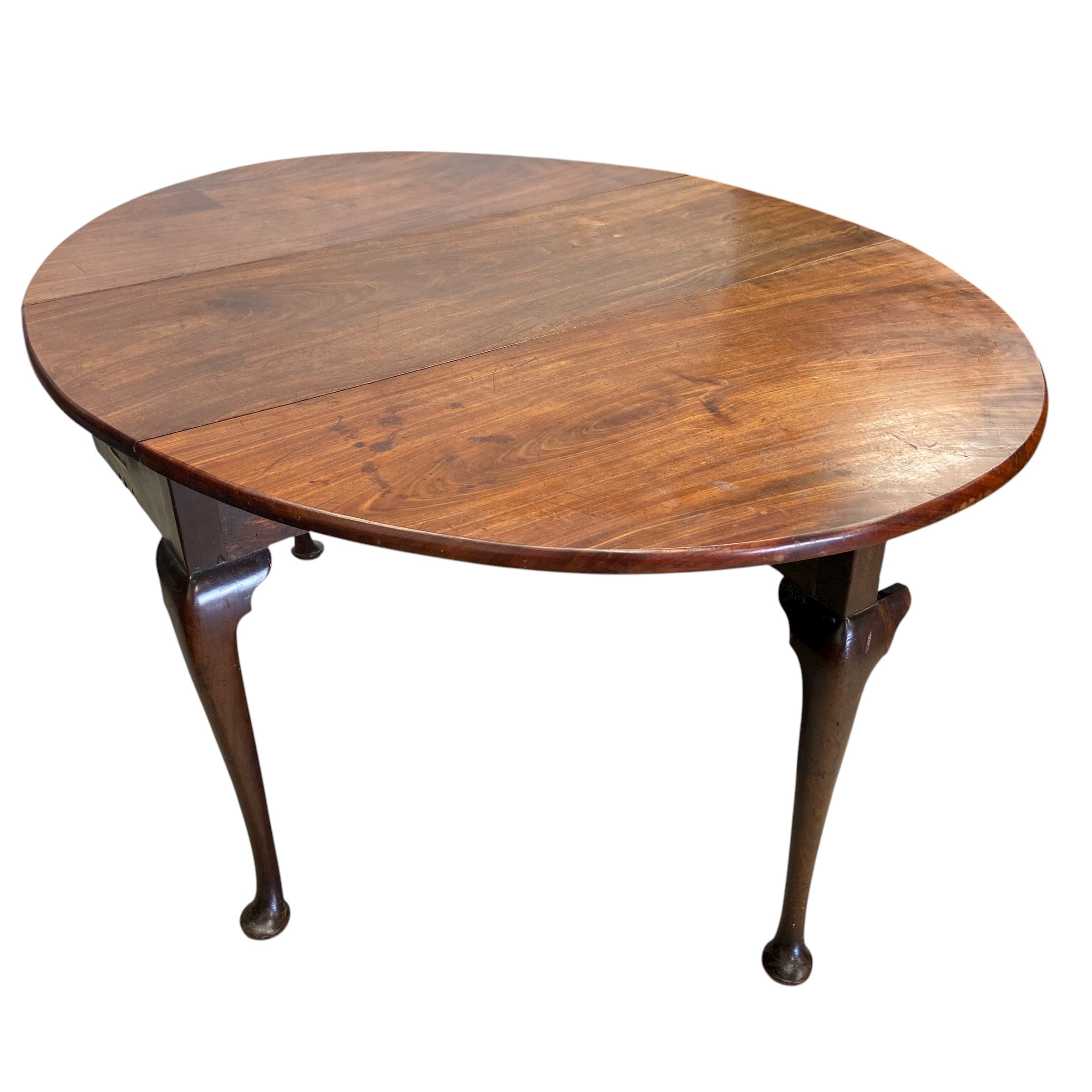 A Georgian mahogany drop leaf dining table with circular figured top raised on cabriole supports - Image 4 of 5
