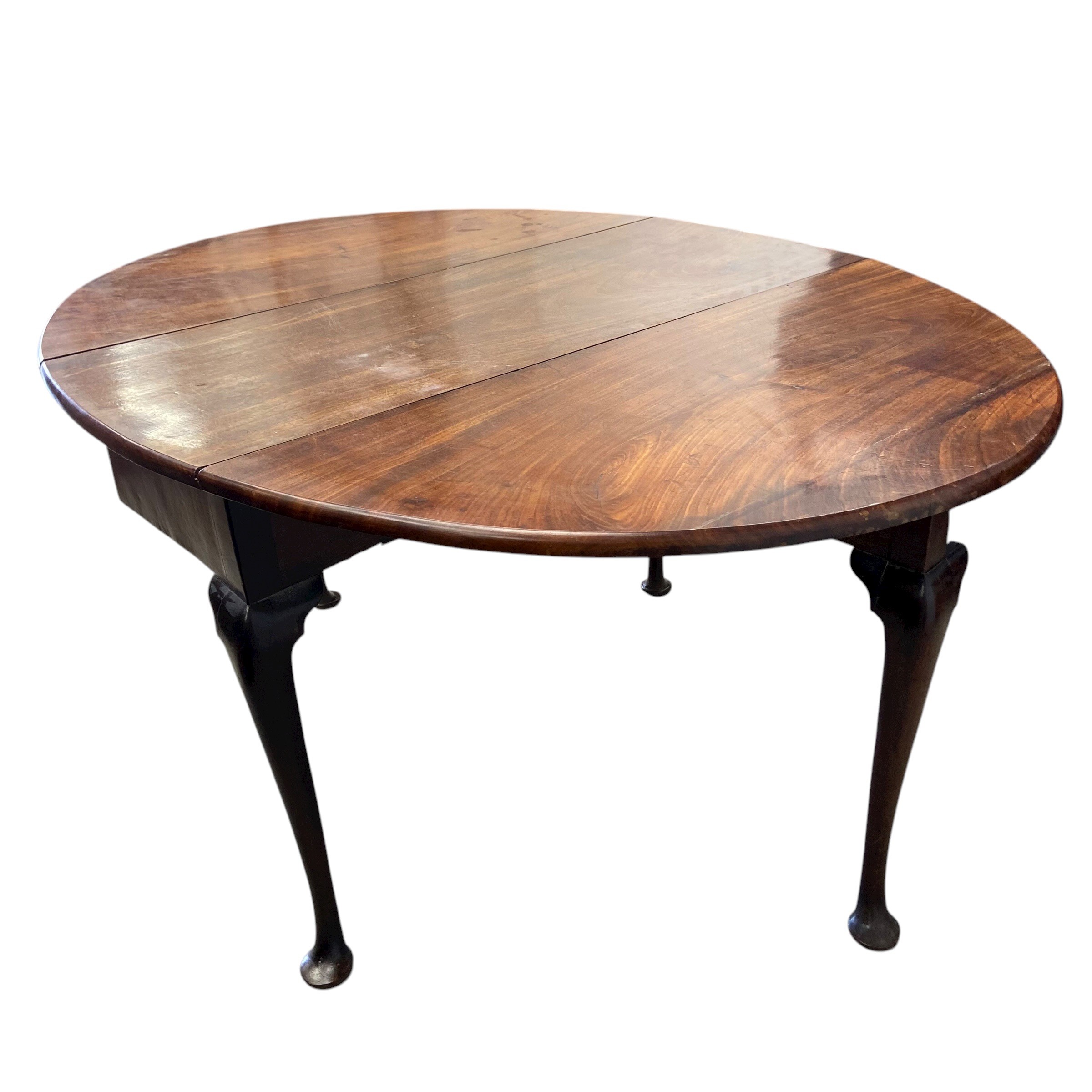 A Georgian mahogany drop leaf dining table with circular figured top raised on cabriole supports - Image 5 of 5