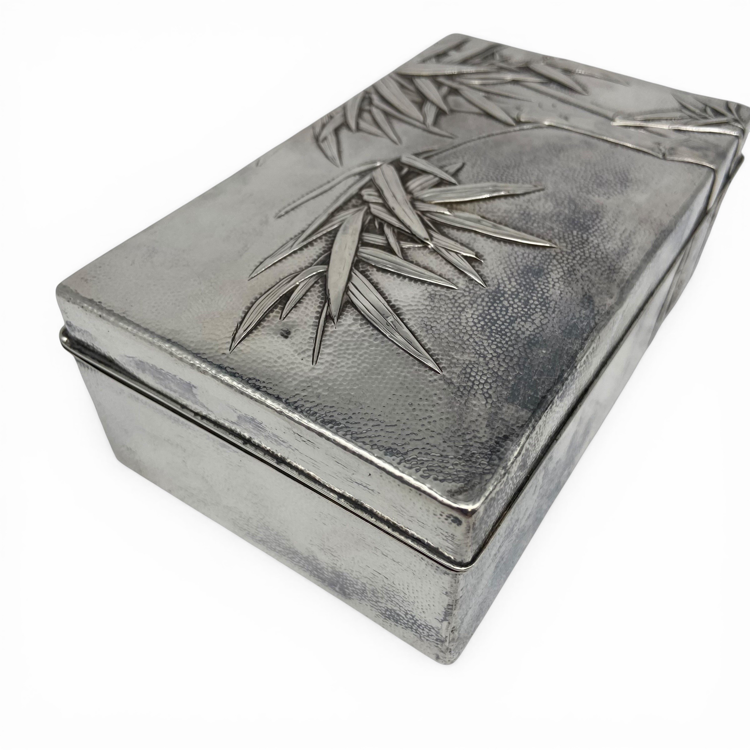 An early 20th century Japanese hammered sterling silver cigarette box with bamboo decoration and - Image 4 of 5