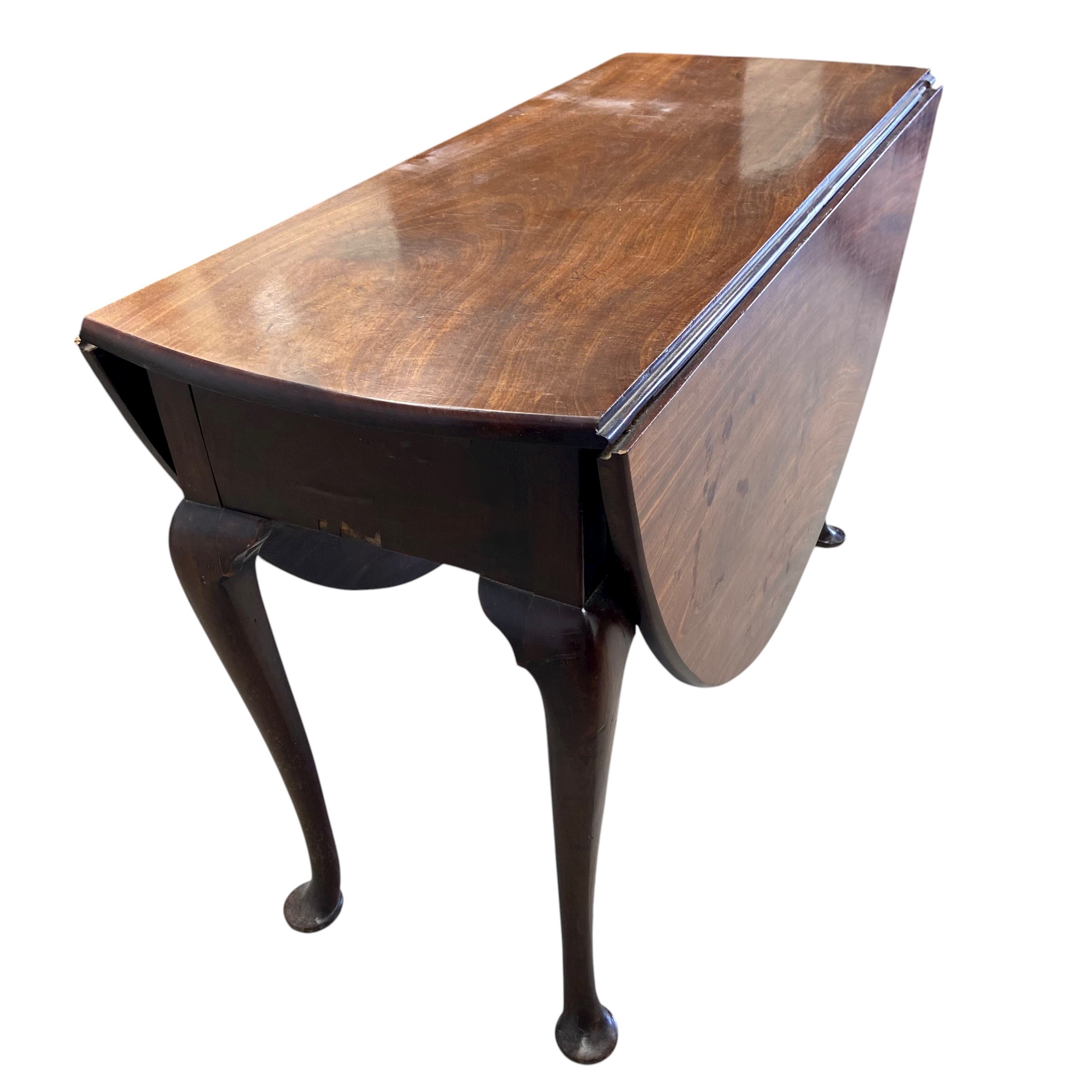 A Georgian mahogany drop leaf dining table with circular figured top raised on cabriole supports - Image 3 of 5