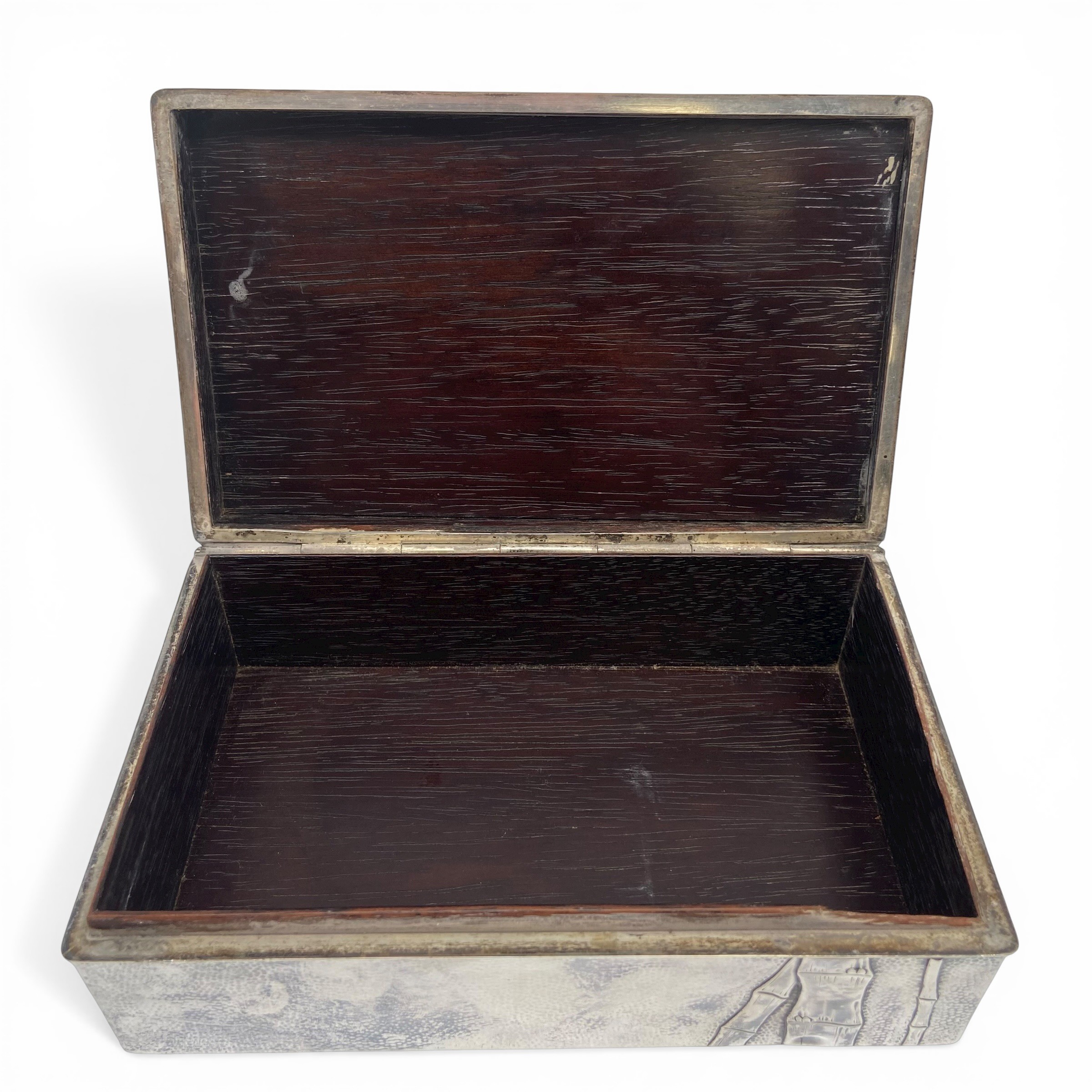 An early 20th century Japanese hammered sterling silver cigarette box with bamboo decoration and - Image 3 of 5