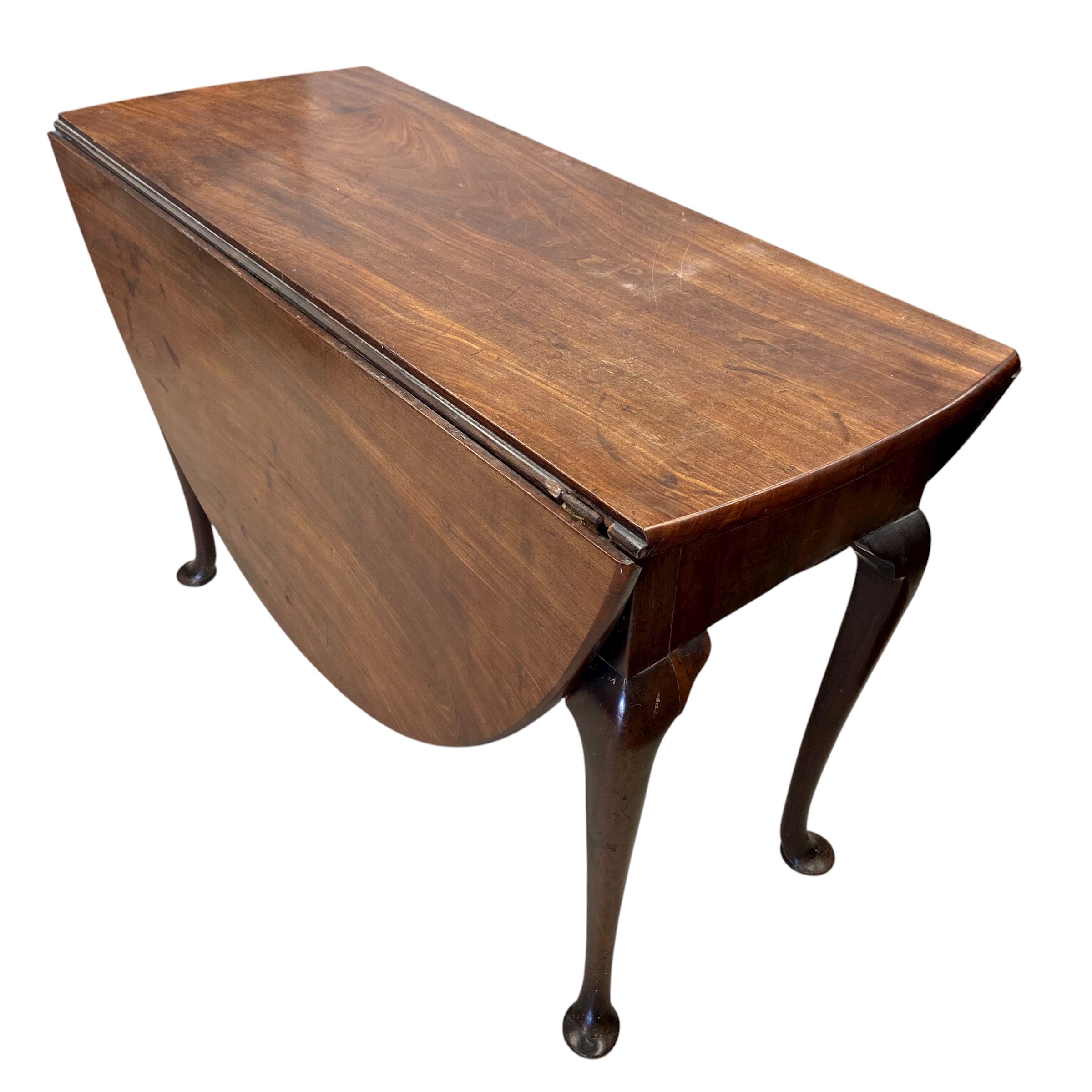 A Georgian mahogany drop leaf dining table with circular figured top raised on cabriole supports - Image 2 of 5